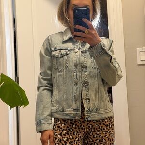 ✨ J.CREW INDIGO Classic Light-Wash Denim Jacket – Size M ✨
